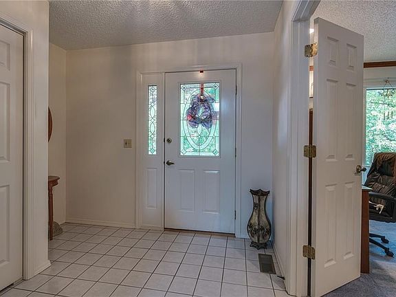 3rd image of 19 Dumfries Dr