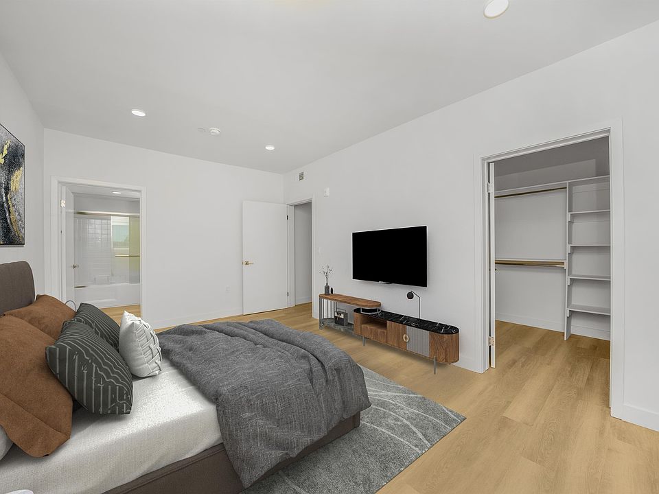 1st image of 14825 Delano St #101