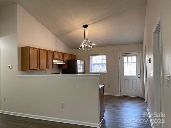 3rd image of 131 Island Terrace Rd