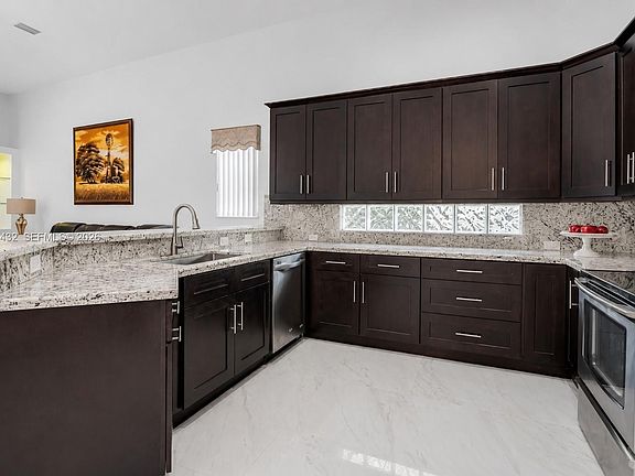 3rd image of 3852 Oak Ridge Cir