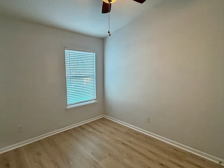 13305 Solar Dr — Photo 19