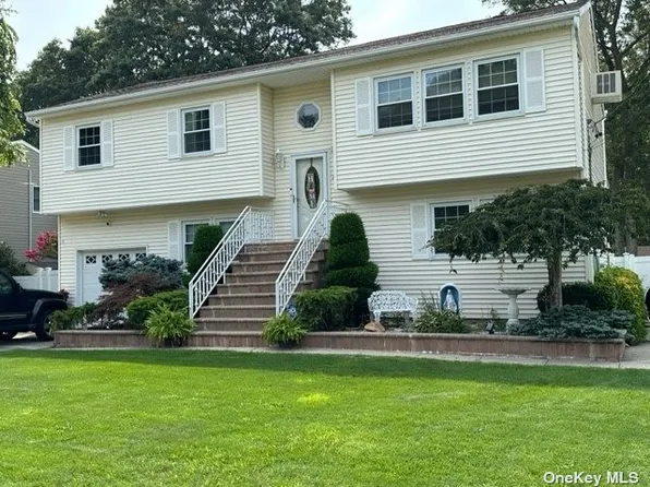 178 Avenue B, Holbrook, NY 11741