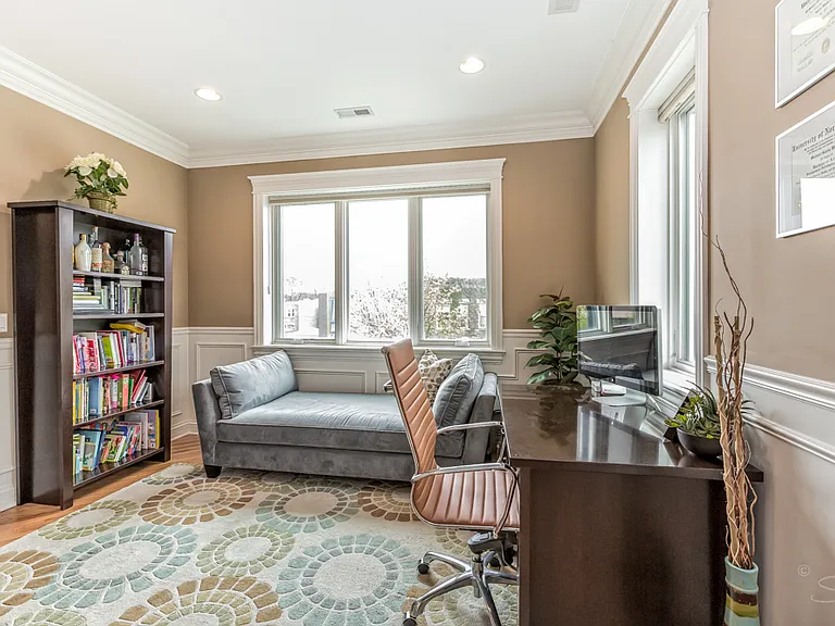 2450 W Montrose Ave #2W — Photo 9