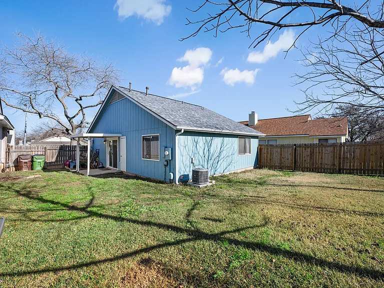 1107 Fairlawn Cv — Photo 17