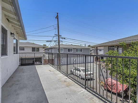 3rd image of 423 Auburn Way APT 4