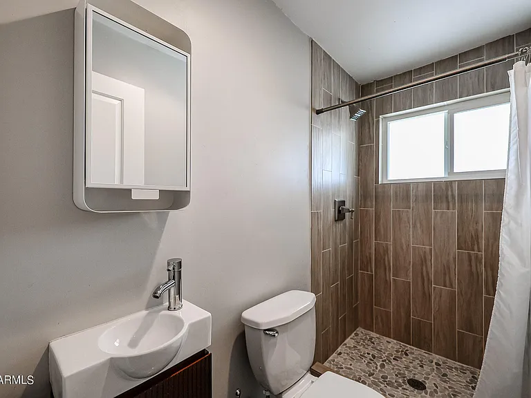 1034 E Elm St — Photo 22