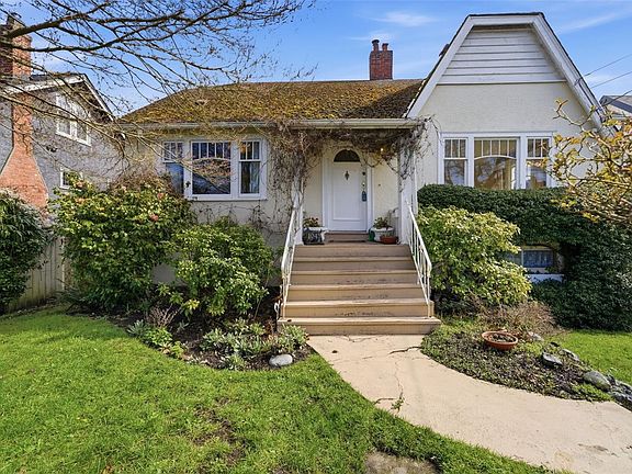 3rd image of 1043 Roslyn Rd