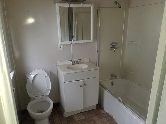 3rd image of 2914 Woodbridge Ave #2