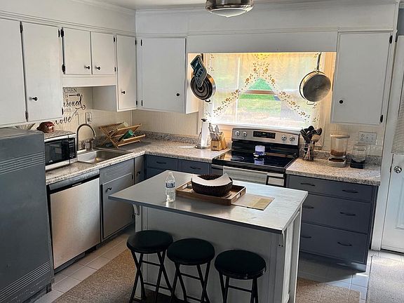 3rd image of 903 Las Vegas Dr