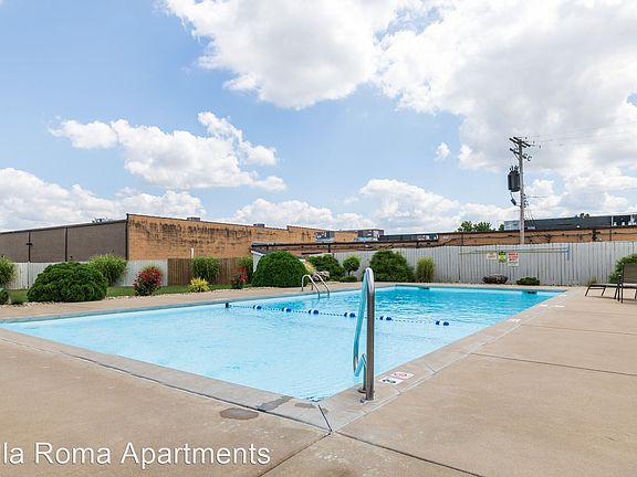 3rd image of 902 Broadmoor Ln