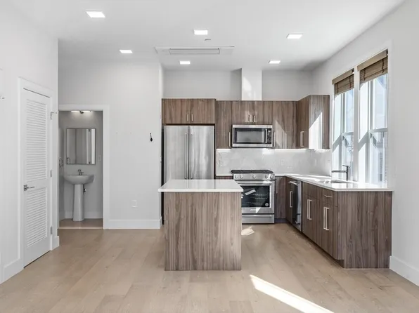 24 Rush St Penthouse G, Somerville, MA 02145