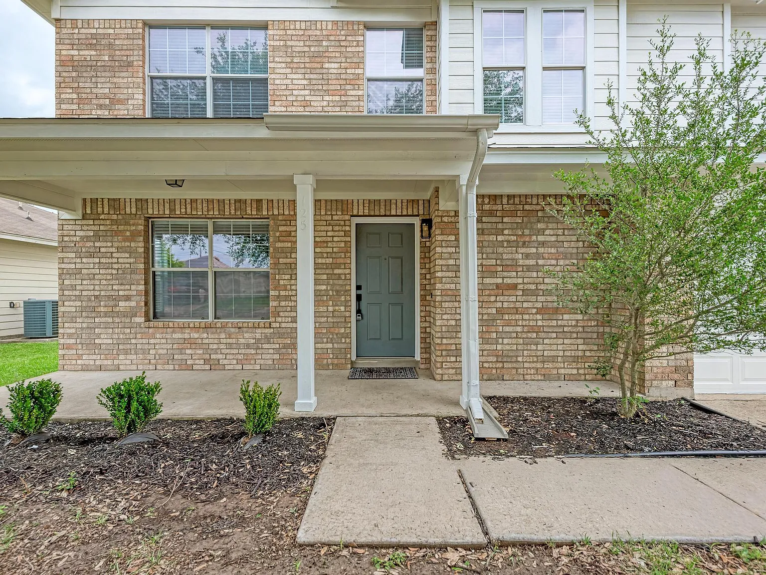4 bed, 2.5 bath, 2259 sqft, $1,995 — Photo 1