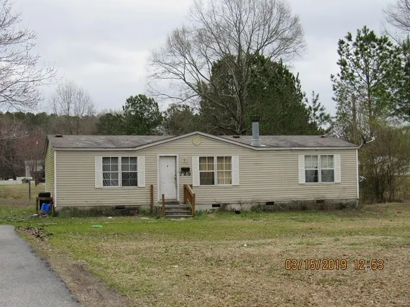 723 Oak St, Blackstone, VA 23824