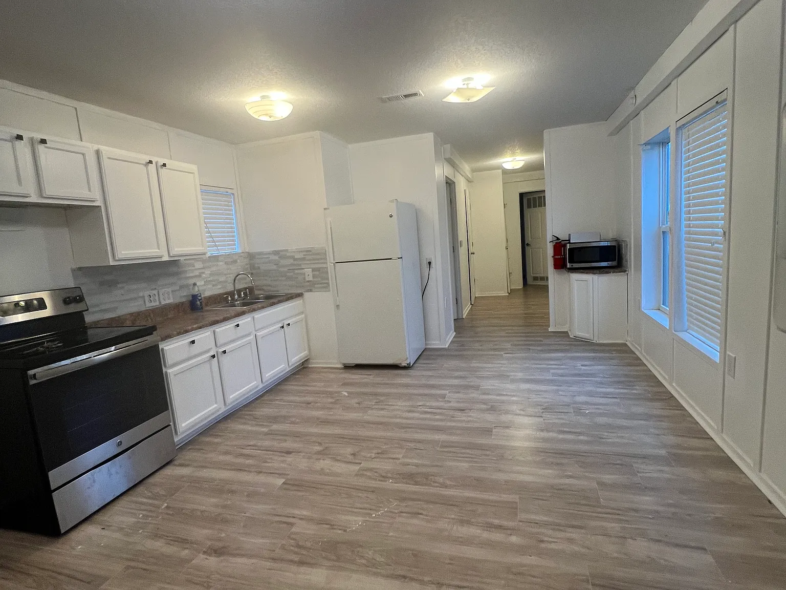 3 bed, 896 sqft, $1,500 — Photo 4