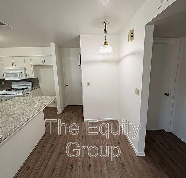 700 E Tulare Ave — Photo 6