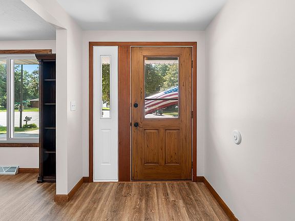 5th image of 153 Joan Ave