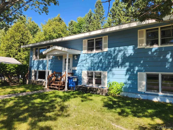 1004 Baltic St, Houghton, MI 49931