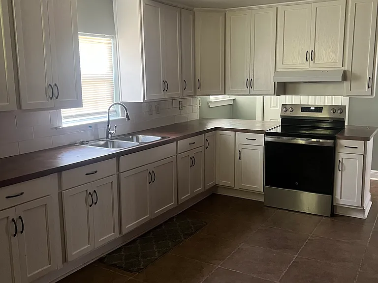 1421 Texas Ave — Photo 2