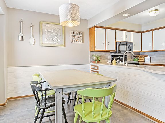 5th image of 834 Apple Blossom Ln #24