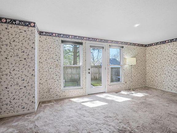 5th image of 1049 Stratford Ct