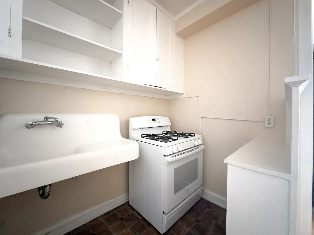 Appealing Studio, 1 Bath at Elmdale + Broadway (Edgewater) — Photo 4