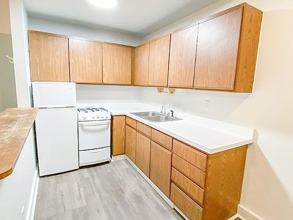 2nd image of 3727 N Pine Grove Ave APT 101