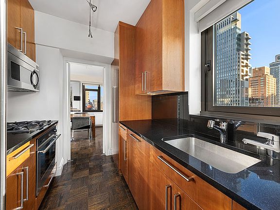 5th image of 160 E 65th St APT 18B