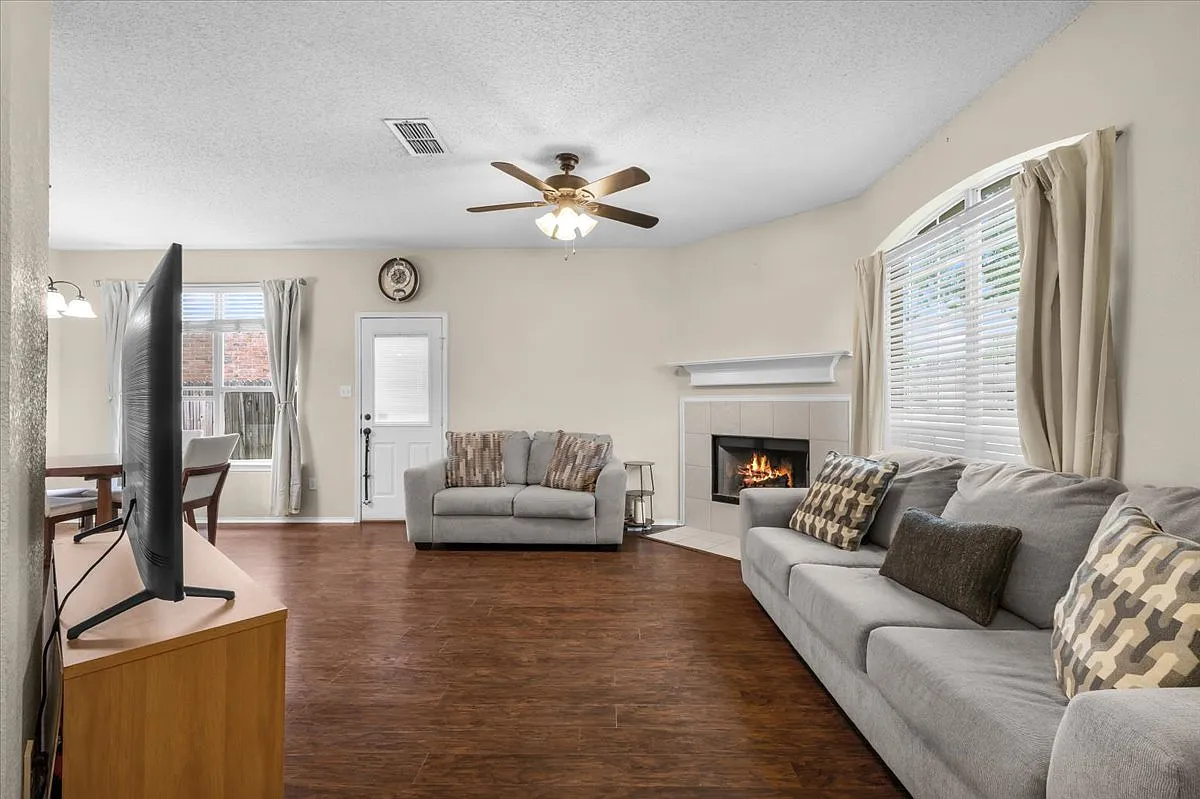 2 bed, 1011 sqft, $1,700 — Photo 3