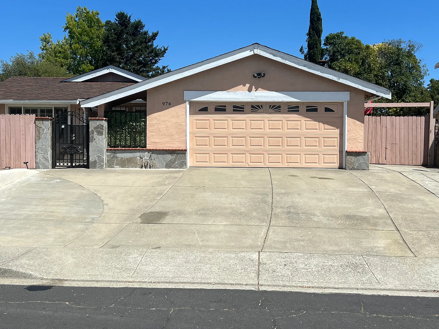 3 bed, 1281 sqft, $3,695 — Photo 1
