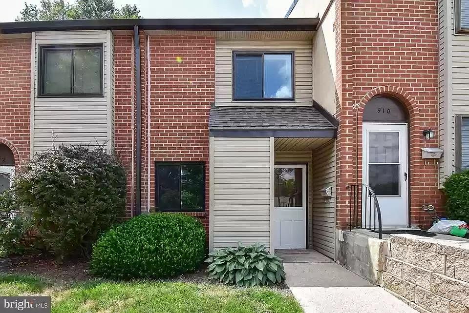 1st image of 911 Valley Dr