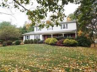 2 Carteret Dr, Pomona, NY 10970