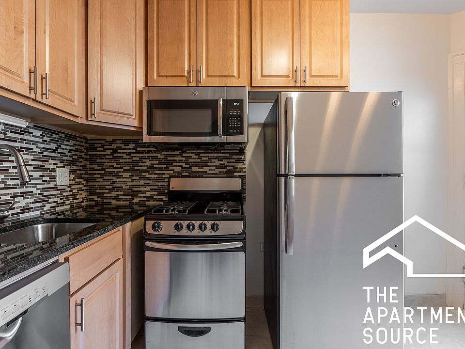 1st image of 1824 N Lincoln Park W APT 204