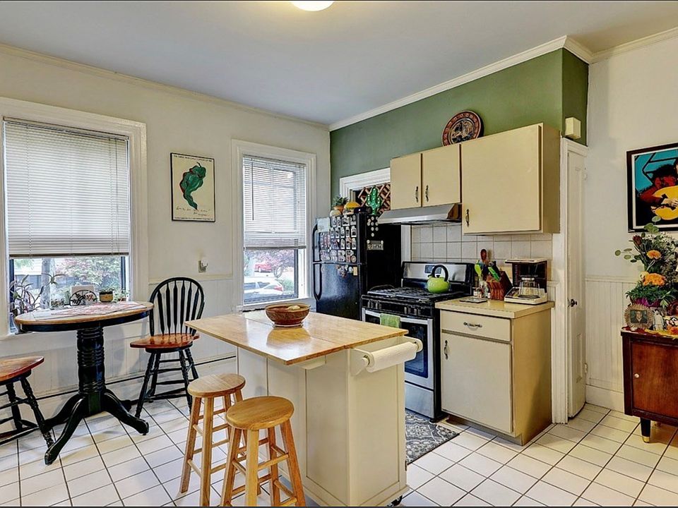1st image of 263 Knight St #1