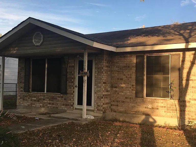 2205 Lincoln St — Photo 2