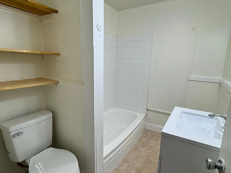 29 Bolton Pl #2 — Photo 4