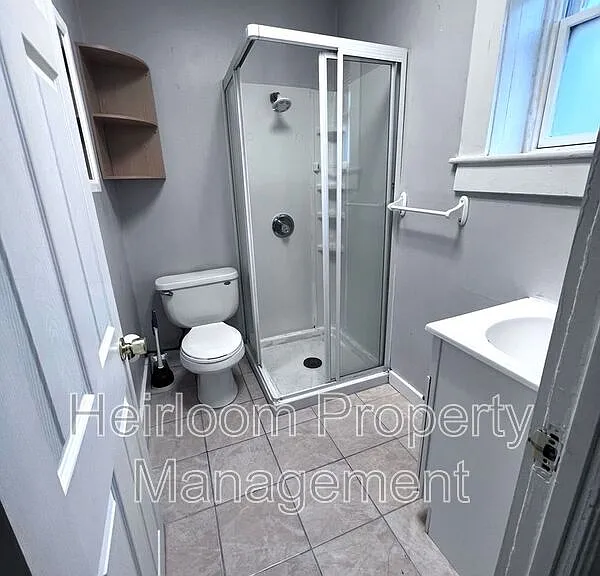 924 E 6th St #3 — Photo 15