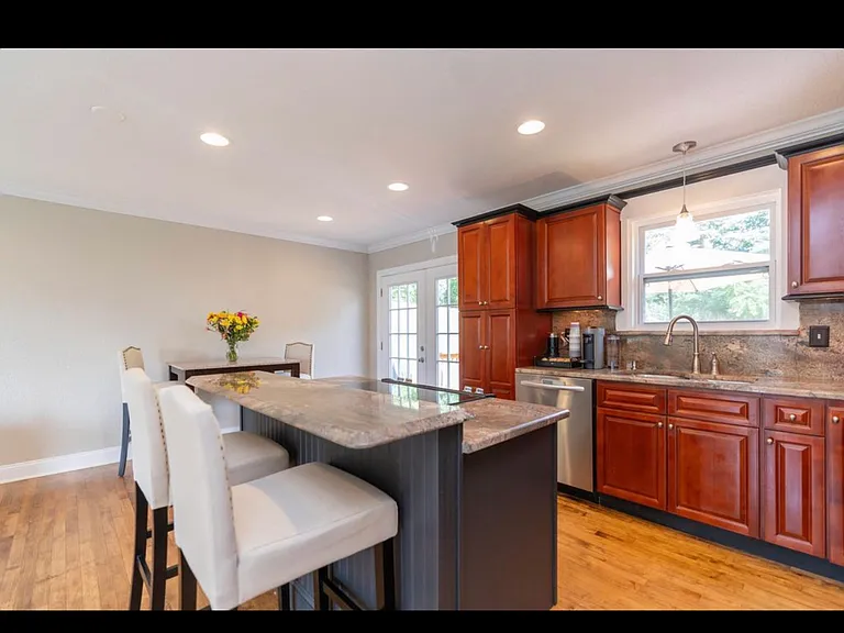 911 Crest Dr — Photo 6