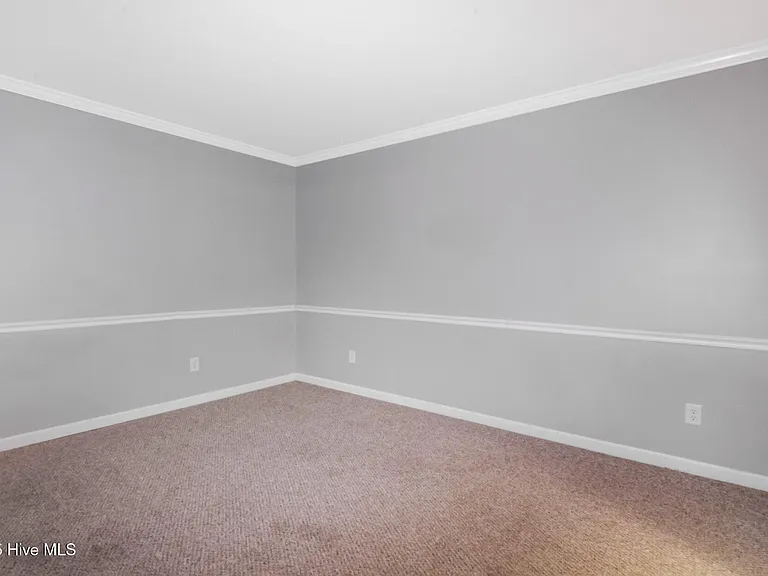 102 Huntington Ct — Photo 4