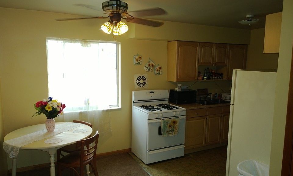 Eat-in kitchen includes fridge & gas stove