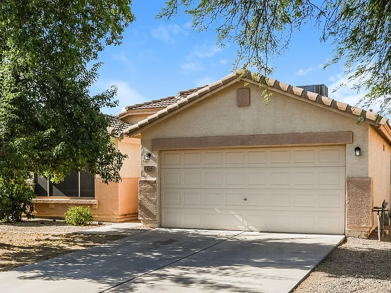 1427 E Vernoa St — Photo 3