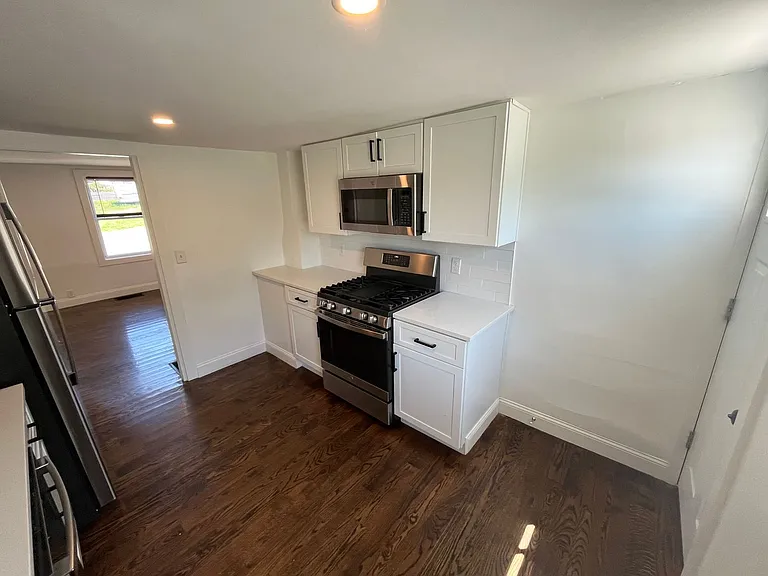 284 School St — Photo 3