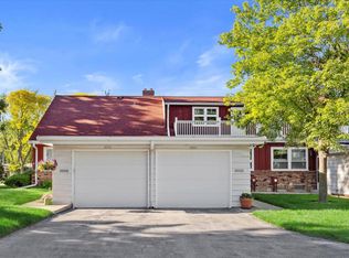 3226 W King Arthurs Ct, Milwaukee, WI 53221