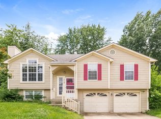113 W Laredo Trl, Raymore, MO 64083