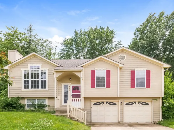 113 W Laredo Trl, Raymore, MO 64083