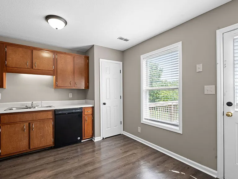 504 Patriot Park Ct — Photo 8