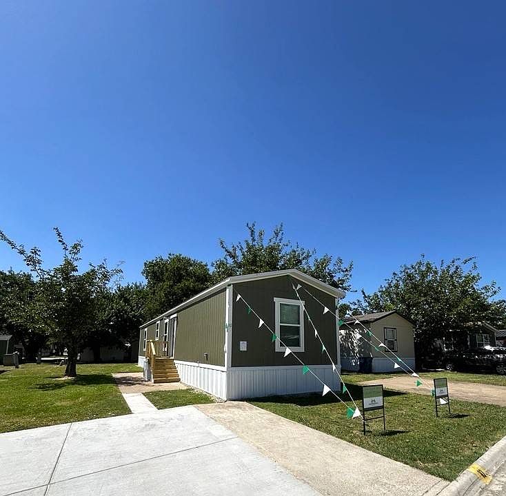 1st image of 10 Colonial Dr