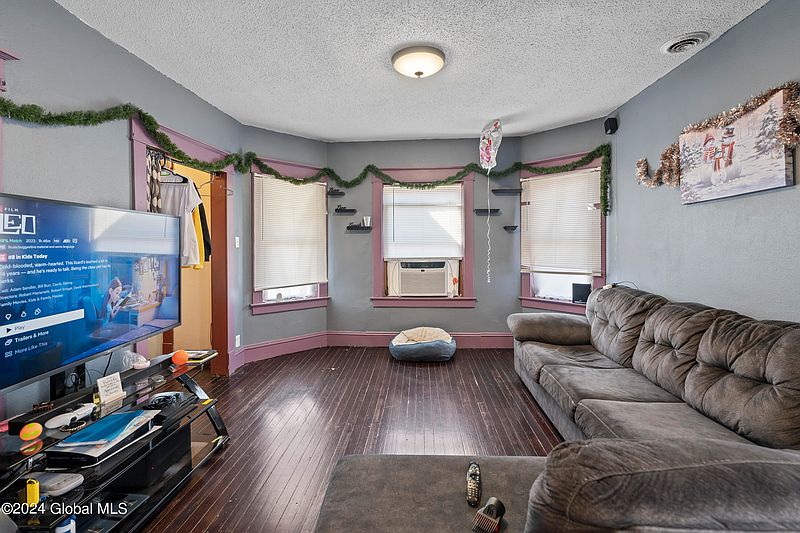5th image of 425 Arthur Street