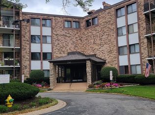 250 W Parliament Pl APT 313, Mount Prospect, IL 60056