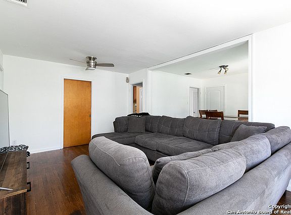 4th image of 251 Storeywood Dr