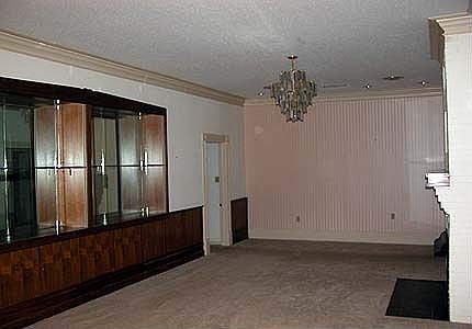 1st image of 301 E Avenue E